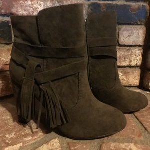 Size 10 Olive Green Shoe Dazzle Booties